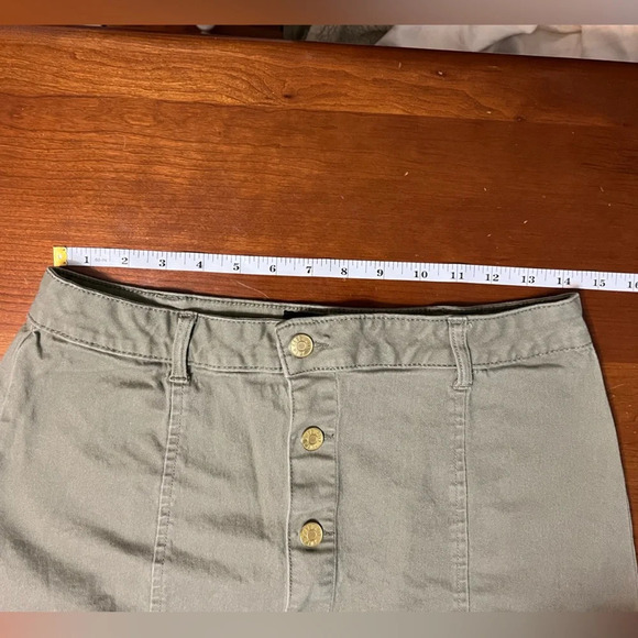 Celebrity Pink Mini Skirt. Green. Medium - Picture 4 of 7